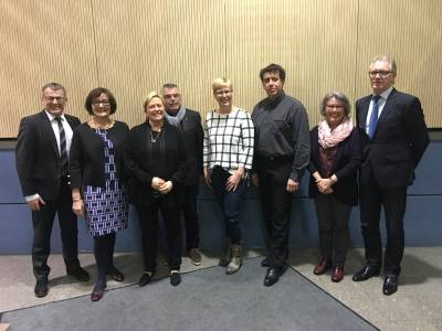 In der vollbesetzten Halle in der Luhardt-Gemeinschaftsschule in Forst: Diskussion mit Kultusministerin Dr. Susanne Eisenmann zur Schulpolitik