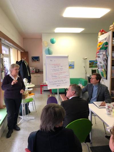 Mit Olav Gutting MdB Gesprch im KoALa dem Kontakt-Anlaufstelle-Laden der Diakonie im Landkreis Karlsruhe in Bruchsal