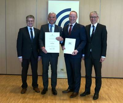 Ulli Hockenberger, Innenminister Strobl, Brgermeister Felix Geider und Landrat Dr. Christoph Schnaudigel bei der bergabe des Breitbandfrderbescheides an stringen